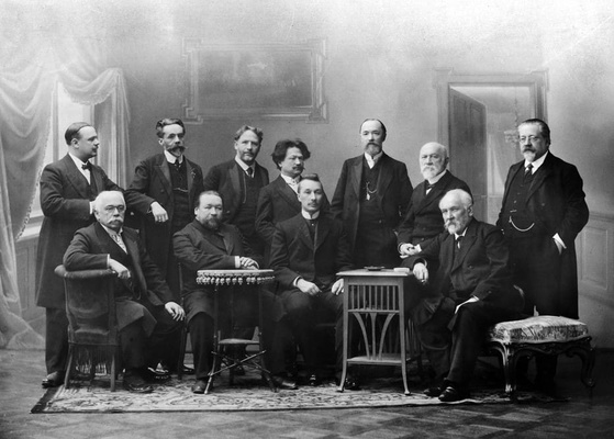  Дмитрий Федорович Беляев (в центре) среди членов жюри конкурса скрипачей - учеников И.В. Гржимали. 1910 г.